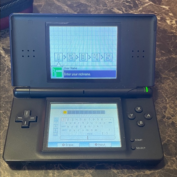 Nintendo DS Dual-Screen Console in Black - Picture 1 of 8